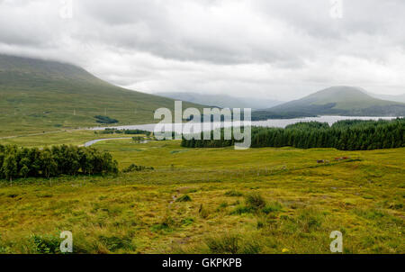 Regardant le Loch Ba dans les Highlands écossais Banque D'Images