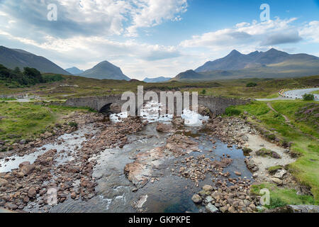 Le vieux pont de Sligachan sur l'île de Skye en Ecosse avec la chaîne de montagnes Cuillin en arrière-plan Banque D'Images