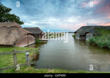 Bateau de chaume cabanes au large de Norfolk Hickling Banque D'Images