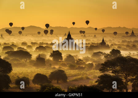 Sunrise pittoresque avec de nombreux ballons à air chaud au-dessus de Bagan au Myanmar