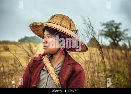 Portrait d'une jeune productrice travaillant dans un champ Banque D'Images