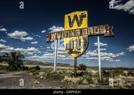 Vintage Whiting Bros. signe au-dessus d'une station de gaz retiré sur l'historique Route 66 au Nouveau Mexique. Banque D'Images