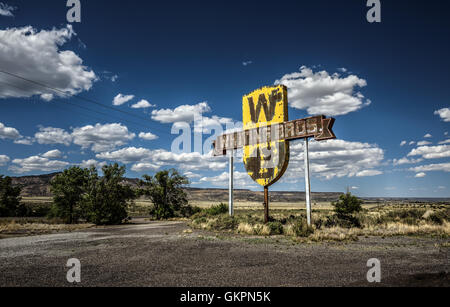 Vintage Whiting Bros. signe au-dessus d'une station de gaz retiré sur l'historique Route 66 au Nouveau Mexique. Banque D'Images