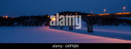 Feux d'un véhicule s'allonger sur les Dalton's Highway Bridge du Yukon Banque D'Images