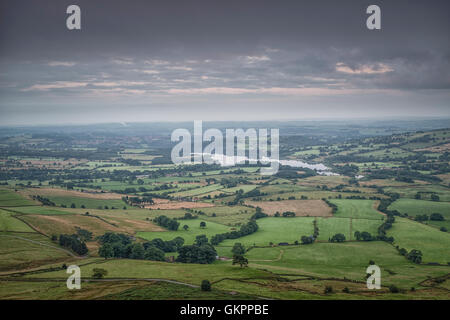 Magnifique paysage de rochers et la lande à l'cafards dans le Peak District, dans le Derbyshire, une magnifique région de gréa Banque D'Images