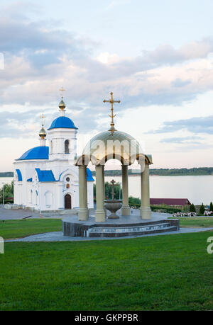 Vinnovka, Russie - le 25 juin 2016. Vue sur l'église de l'icône de Kazan de la Mère de Dieu dans le monastère de Svyato-Bogorodicky Banque D'Images