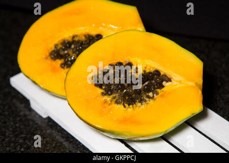 Sweet Ripe papaya fond noir Banque D'Images