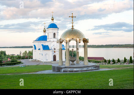 Vinnovka, Russie - le 25 juin 2016. Vue sur l'église de l'icône de Kazan de la Mère de Dieu dans le monastère de Svyato-Bogorodicky Banque D'Images