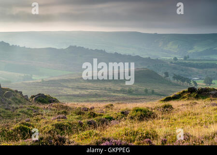 Magnifique paysage de rochers et la lande à l'cafards dans le Peak District, dans le Derbyshire, une magnifique région de gréa Banque D'Images