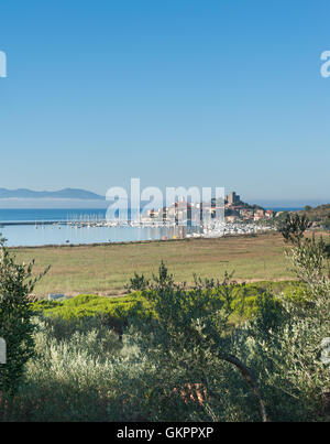 Village Talamone, port avec des bateaux en Toscane, Italie, mode paysage au lever du soleil avec ciel bleu clair, vertical Banque D'Images