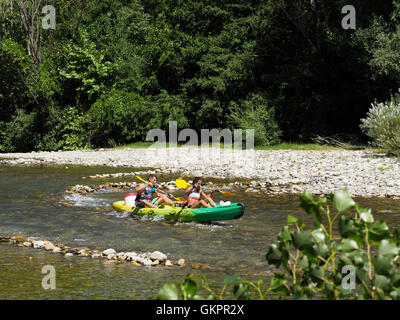 Couple faisant un voyage en canot, une activité très populaire en France, c'est le fleuve Hérault dans la région des Cévennes. Banque D'Images