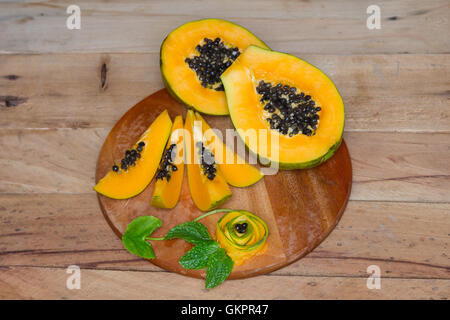 Sweet Ripe papaya sur fond vert Banque D'Images