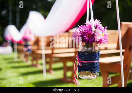 Beautiful wedding flower arrangement de sièges de cérémonie Banque D'Images