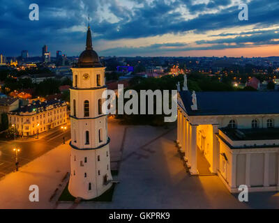 Haut de l'antenne vue nocturne de Vilnius, Lituanie : la cathédrale Banque D'Images