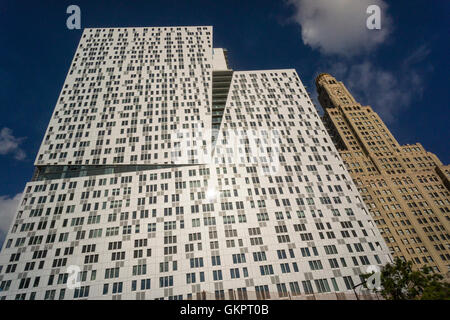 L'édifice de la Banque d'épargne Williamsburgh, droite, à Brooklyn, à New York, à côté de nouveau développement dans le centre-ville de Brooklyn, 300 Ashland Place, le samedi, 20 août, 2016. (© Richard B. Levine) Banque D'Images