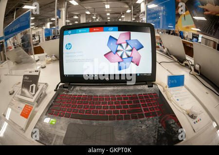 Les ordinateurs portables de la marque HP dans un magasin Best Buy à New York Lundi, 22 août 2016. HP, le deuxième plus grand fabricant d'ordinateurs personnels, doit publier le troisième trimestre le bénéfice sur le mercredi. (© Richard B. Levine) Banque D'Images