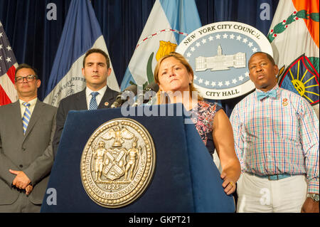 Le Président du Conseil de la ville de New York Melissa Mark-Viverto et les membres du nouveau conseil de la ville de New York une conférence de presse dans la salle rouge de l'Hôtel de ville de New York au sujet de la législation en cours y compris la protection des consommateurs pour les femmes, les immigrants et les aînés, le mardi, 16 août, 2016. (© Frances M. Roberts) Banque D'Images