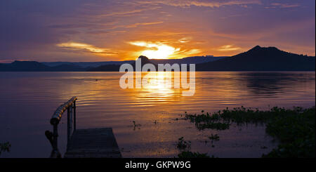 Golden sunset sur le lac Taal, Philippines. Banque D'Images