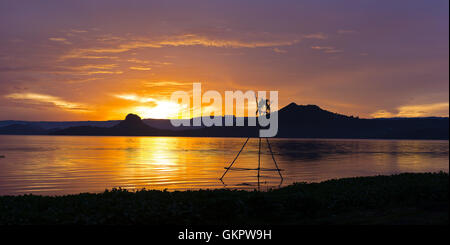 Golden sunset tropical sur le lac Taal, l'île de Luzon, aux Philippines. Banque D'Images