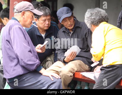 Les gens aiment les jeux de cartes au Temple du Ciel à Beijing en Chine. Banque D'Images