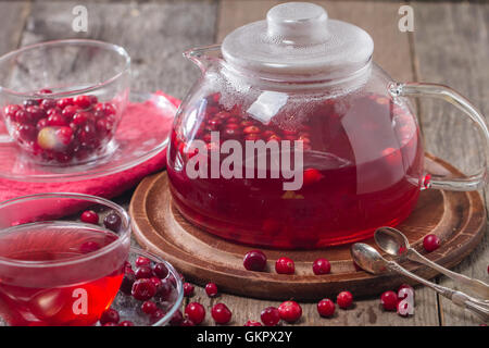 Cranberry thé dans une tasse et une théière en verre Banque D'Images