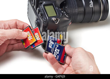 Cartes Flash CF et appareil photo DSLR close-up Banque D'Images