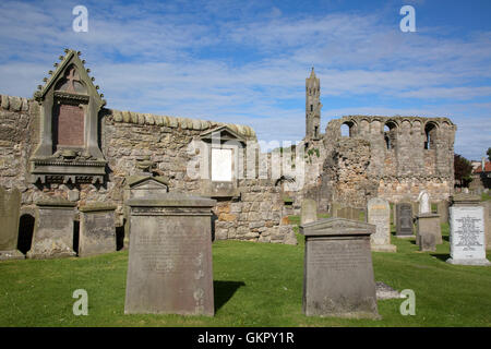 Les pierres tombales et les ruines de la Cathédrale, St Andrews, Scotland Banque D'Images