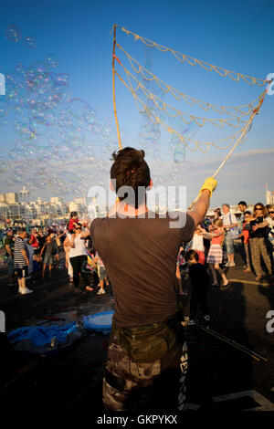 L'homme bulle créer des bulles dans le ciel à Brighton pour une foule de spectateurs Banque D'Images