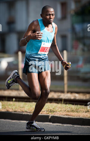 WROCLAW, Pologne - 13 septembre 2015 : Vainqueur d'un 33. PKO Wroclaw - Marathon coureur kenyan Silas Kiprono trop lors de marathon. Banque D'Images