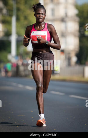 WROCLAW, Pologne - 13 septembre 2015 : gagnant parmi les femmes d'un 33. PKO Wroclaw - Marathon Runner Kenijka Barsosi Stellah Kenyan Banque D'Images