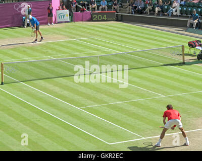 Wimbledon, Angleterre. 2 août 2012. Roger Federer et John Isner lors de leurs matchs en simple aux Jeux olympiques de cet été à Londres Banque D'Images