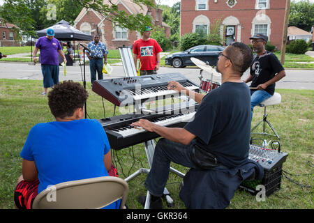 Detroit, Michigan - Un groupe de jazz joue lors d'une foire de rue d'été tenue par un groupe local. Banque D'Images