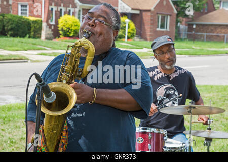 Detroit, Michigan - Un groupe de jazz joue lors d'une foire de rue d'été tenue par un groupe local. Banque D'Images