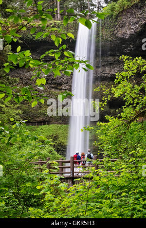 Chutes du sud, avec les randonneurs sur le sentier de dix Falls bridge ; Silver Falls State Park, Oregon. Banque D'Images