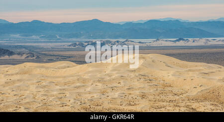 Vue depuis le haut de Kelso dunes dans le désert de Mojave Banque D'Images