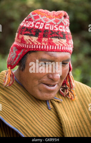 Homme Misminay Quechua du village de vêtements traditionnels et de tricots poncho tissé ch'ullu hat ; Vallée Sacrée, le Pérou. Banque D'Images