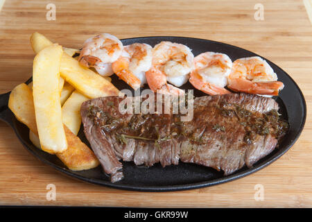 Steak, frites, crevettes, brochettes, brochettes, frites, pommes de terre, poêle, fruits de mer Banque D'Images