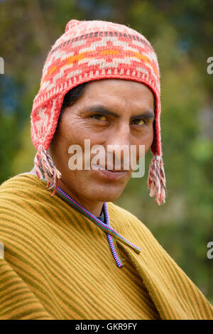 Homme Misminay Quechua du village de vêtements traditionnels et de tricots poncho tissé ch'ullu hat ; Vallée Sacrée, le Pérou. Banque D'Images