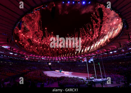 Les artistes interprètes ou exécutants de la Tokyo 2020 Jeux pendant les Jeux Olympiques de Rio 2016 Cérémonie de Clôture au Maracana, Rio de Janeiro, Brésil. Banque D'Images