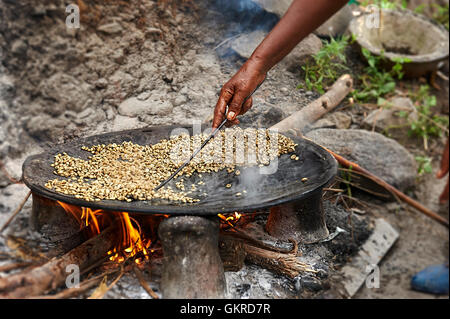La torréfaction des grains de café éthiopien traditionnel Banque D'Images