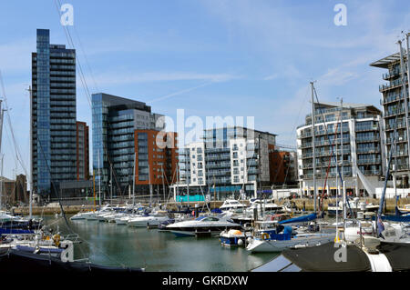 Marina Ocean Village à Southampton en 2016 avec le nouveau quai d'amiraux et de développement de l'île Moresby tower vers la gauche. Banque D'Images