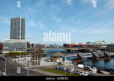 Belfast river lagan weir y compris le bord de l'Obel tower m3 pont lagan et environs Banque D'Images