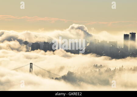 Matin brouillard - Vue sur le centre-ville de Vancouver avec pont Lions Gate Banque D'Images