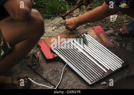 Les thaïs lingots de plomb dans un style thaï local pot de soudure pour radiateur de voiture au garage local à Nonthaburi Thailande Banque D'Images