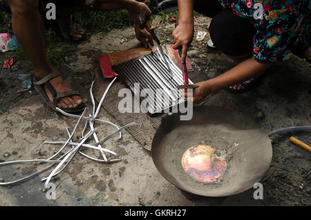 Les thaïs lingots de plomb dans un style thaï local pot de soudure pour radiateur de voiture au garage local à Nonthaburi Thailande Banque D'Images