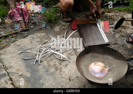 Les thaïs lingots de plomb dans un style thaï local pot de soudure pour radiateur de voiture au garage local à Nonthaburi Thailande Banque D'Images