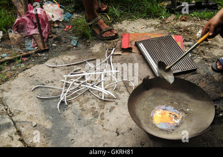 Les thaïs lingots de plomb dans un style thaï local pot de soudure pour radiateur de voiture au garage local à Nonthaburi Thailande Banque D'Images