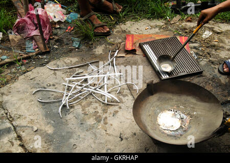 Les thaïs lingots de plomb dans un style thaï local pot de soudure pour radiateur de voiture au garage local à Nonthaburi Thailande Banque D'Images