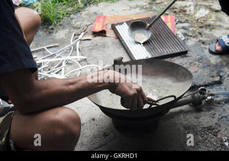 Les thaïs lingots de plomb dans un style thaï local pot de soudure pour radiateur de voiture au garage local à Nonthaburi Thailande Banque D'Images