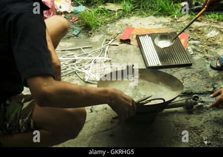 Les thaïs lingots de plomb dans un style thaï local pot de soudure pour radiateur de voiture au garage local à Nonthaburi Thailande Banque D'Images